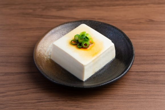 豆腐 カロリー 絹ごし 豆腐のカロリーは絹・木綿・一丁(1パック)でいくら?含む糖質や栄養は?