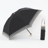 紫外線対策！折りたたみ遮光タイプの日傘が人気。選び方のポイントは？
