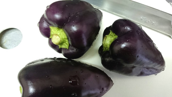 アナスタシア 黒ピーマン フルーツピーマン の特徴 旬の時期まとめ 糖度の高いロシア生まれのシシ型ピーマン お役立ち 季節の耳より情報局