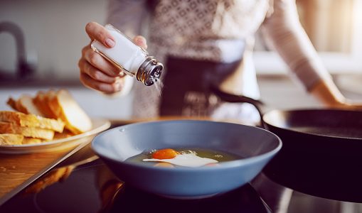 塩って腐るの？賞味期限切れ・湿気・茶色く変色｜保存方法と傷んだ砂糖の見分け方