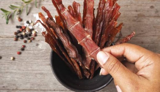 ビーフジャーキーは賞味期限切れでも食べられる？食中毒の危険･腐るとどうなる？