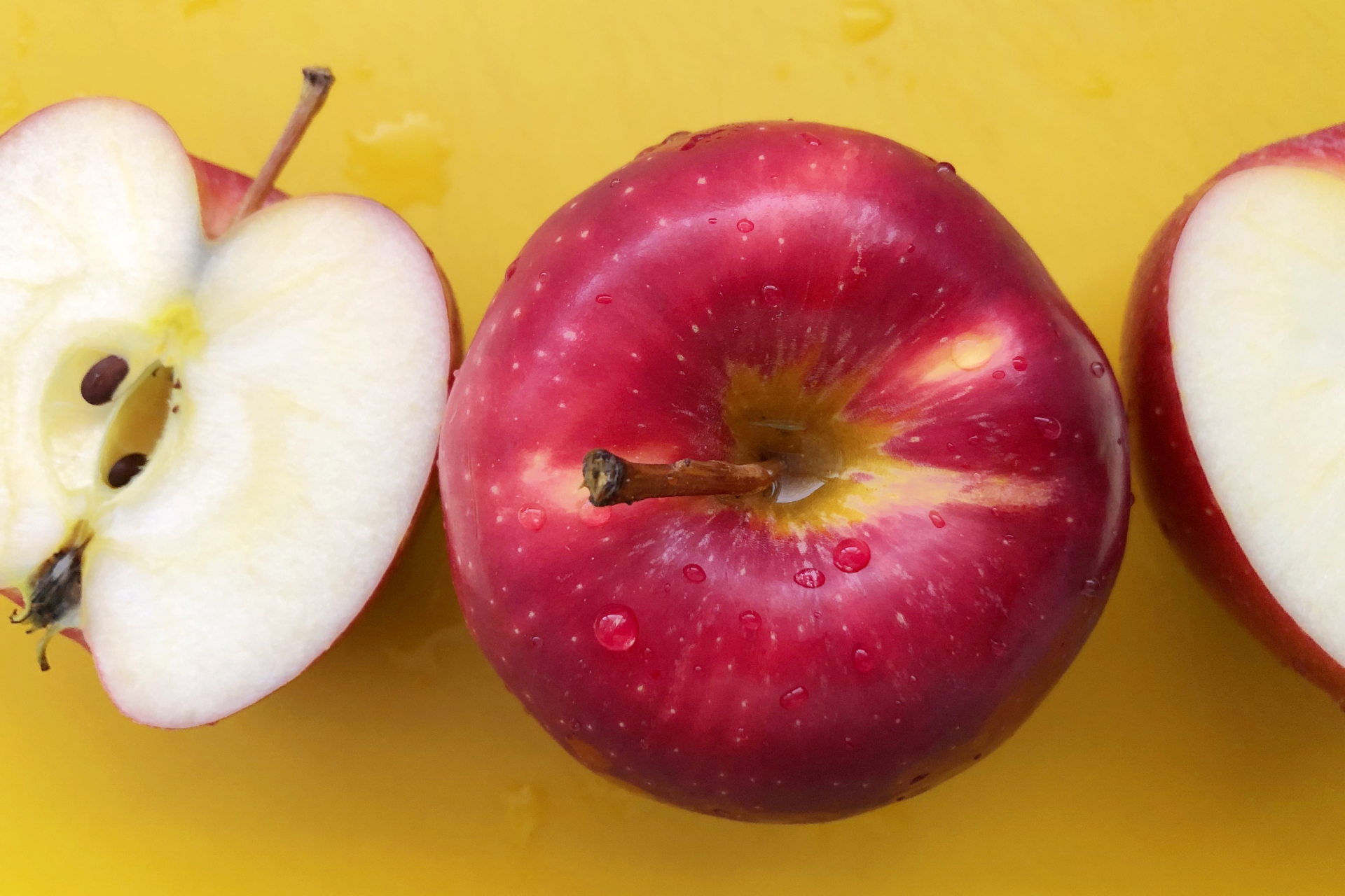 りんごを半分にしたら保存はどうしたらいい 日持ちや塩水での変色防止を解説 お役立ち 季節の耳より情報局