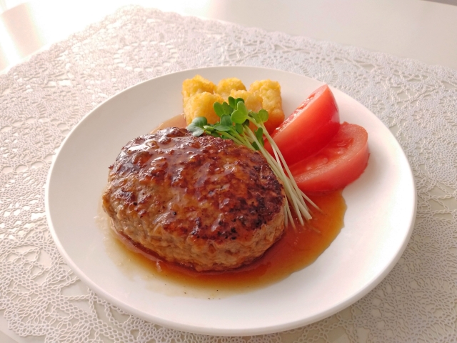 冷凍ハンバーグの解凍は湯煎がオススメ 電子レンジや自然解凍でもok 賞味期限は お役立ち 季節の耳より情報局