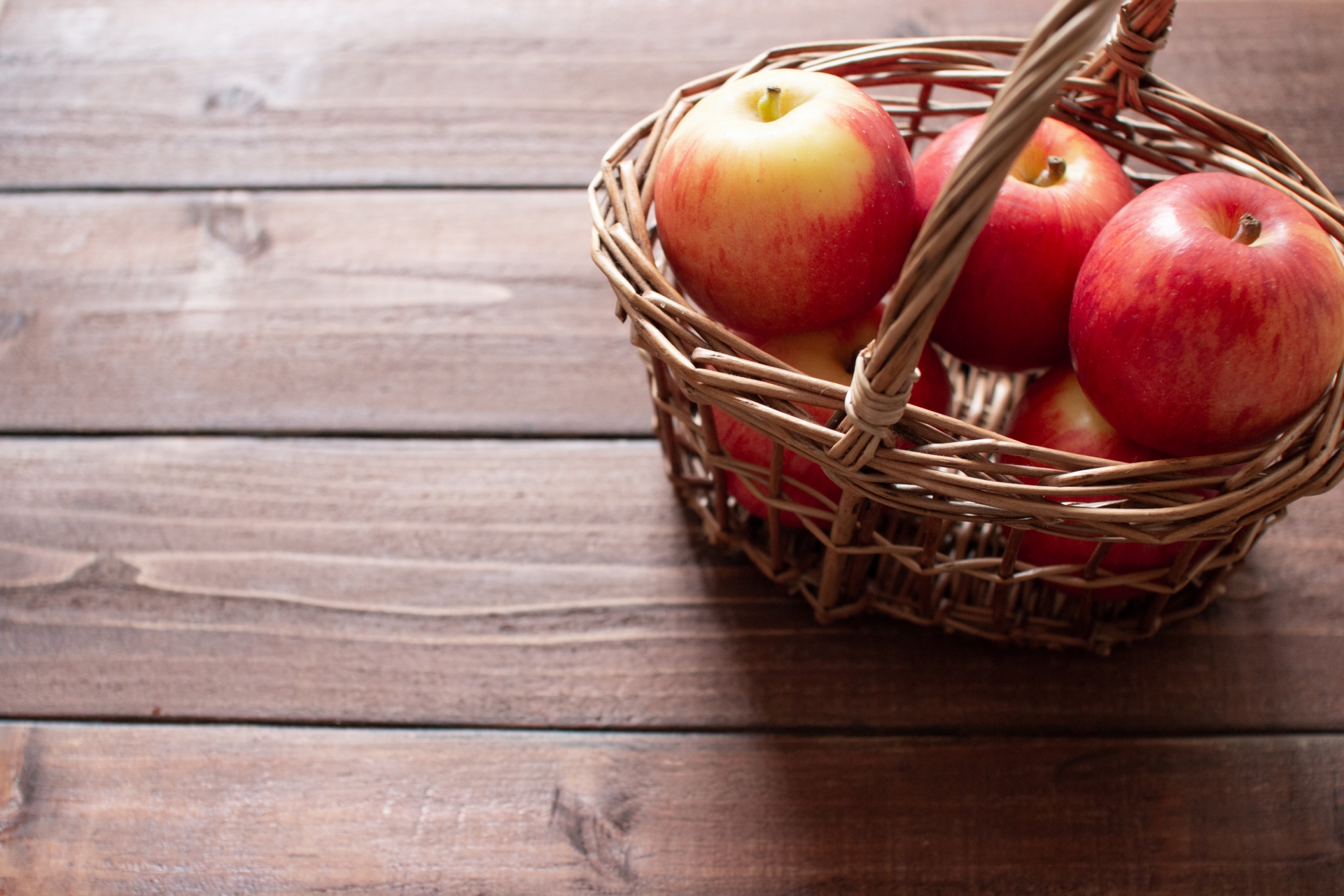 りんごに悪いところってある 毎日リンゴを1個食べた結果に驚き 効果効能を紹介 お役立ち 季節の耳より情報局