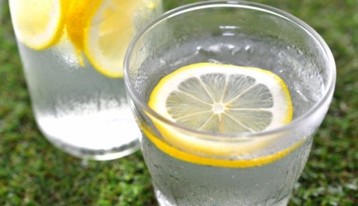寝る前にレモン水を飲むとどんなメリットがあるの?効果や注意点を紹介します