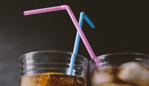 寝る前にコーラを飲むと太るって本当?太るだけじゃない体に起きる悪影響とは?