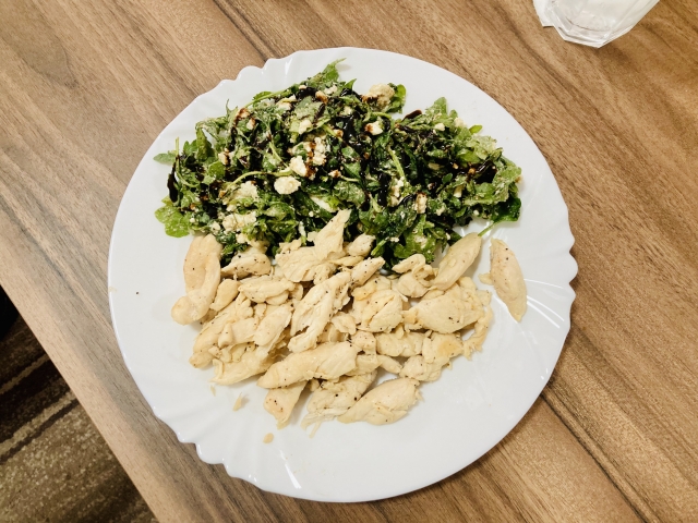 寝る前にサラダチキンを食べて良いの 夜は太りやすいって本当 オススメの食材とは お役立ち 季節の耳より情報局