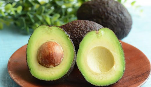 アボカドを冷凍するとまずい?味や食感は変わる?丸ごと冷凍でもいい?