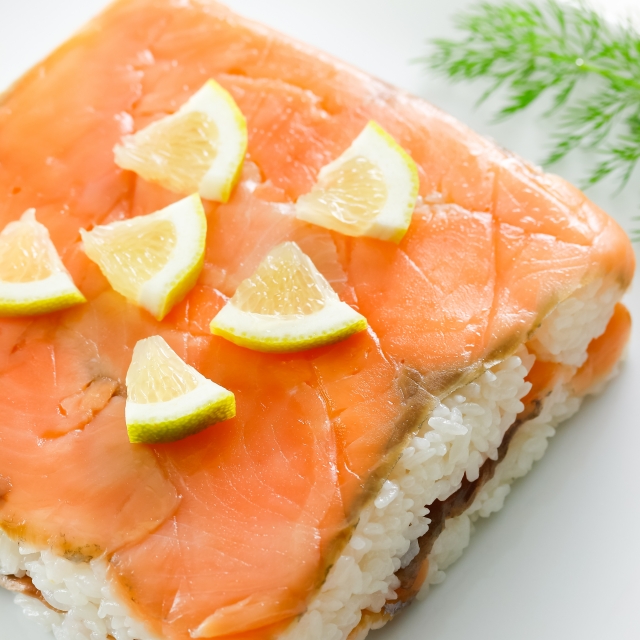 スモークサーモンは冷凍保存可能 賞味期限や日持ちはどれくらい 解凍方法は お役立ち 季節の耳より情報局