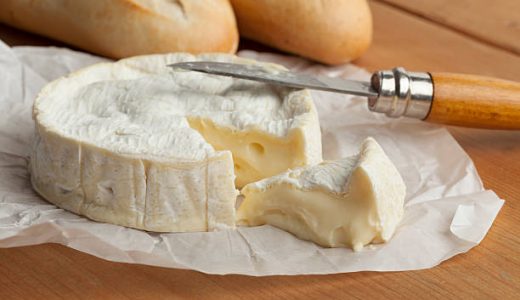 カマンベールチーズにオレンジ色のカビが生えた？無害か有害か判断方法