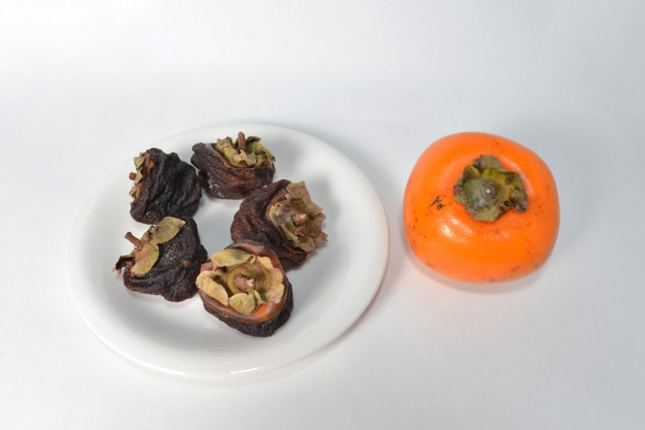 干し柿をよく見たらカビが…腹痛や食中毒に気を付けて!この白い粉はカビ? お役立ち!季節の耳より情報局 干し柿をよく見たらカビが…腹痛や食中毒に気を付けて!この白い粉はカビ? お役立ち!季節の耳より情報局