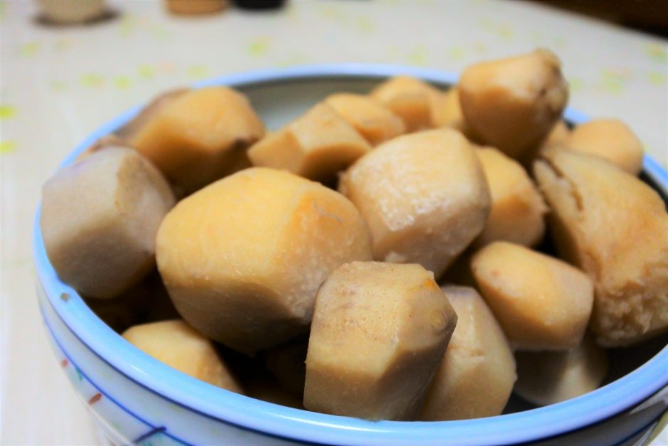 海老芋と里芋の違いは何?親芋は食べられる?特徴や食べ方・下処理も お役立ち!季節の耳より情報局 海老芋と里芋の違いは何?親芋は食べられる?特徴や食べ方・下処理も お役立ち!季節の耳より情報局