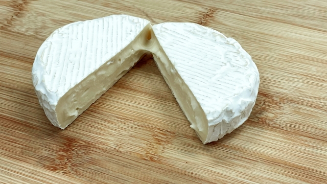 チーズの白カビは食べられる むしろ健康効果があるって本当 お役立ち 季節の耳より情報局