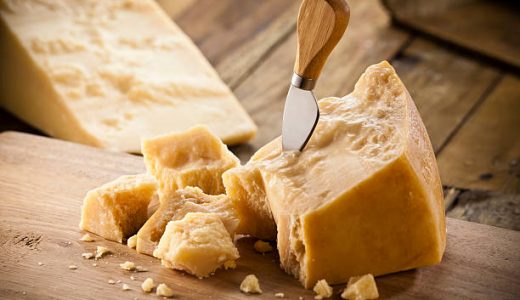 チーズが賞味期限切れになるとどんな臭いになる？カビは生える？