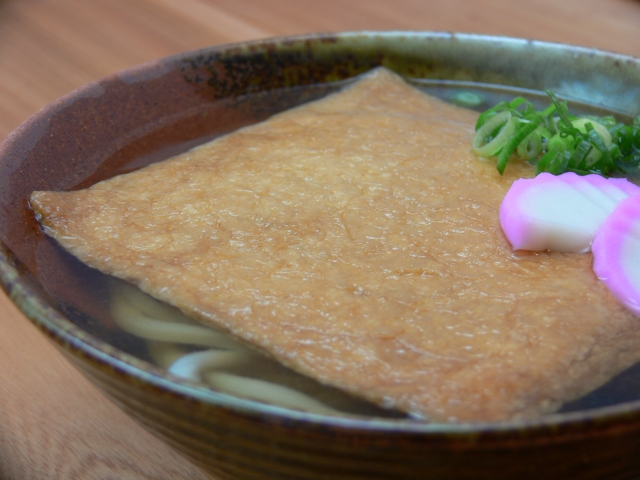 きつねうどんの名前の由来は なぜ油揚げ 歴史 発祥の店を解説 お役立ち 季節の耳より情報局