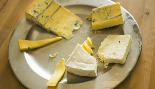 チーズにカビ生えたけど食べられる? 食べられるカビと危険なカビ