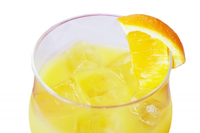 オレンジジュースは寝る前に飲むのがオススメ 栄養や効果効能を解説 お役立ち 季節の耳より情報局 オレンジジュースは寝る前に飲むのがオススメ 栄養や効果効能を解説 お役立ち 季節の耳より情報局