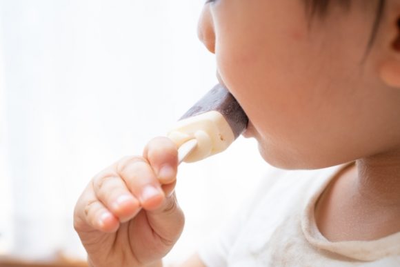 アイスクリームは何歳から食べられる 与えると貧血になるって本当 お役立ち 季節の耳より情報局