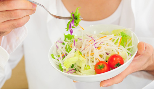 喉が痛い時は蜂蜜がおすすめ 寝る前になめるだけでも有効 牛乳 レモンetc お役立ち 季節の耳より情報局