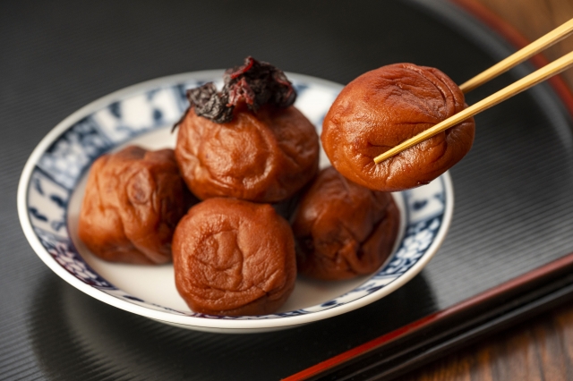 梅干し 赤紫蘇の保存方法は 浸けた後のしそは再利用して有効活用 お役立ち 季節の耳より情報局