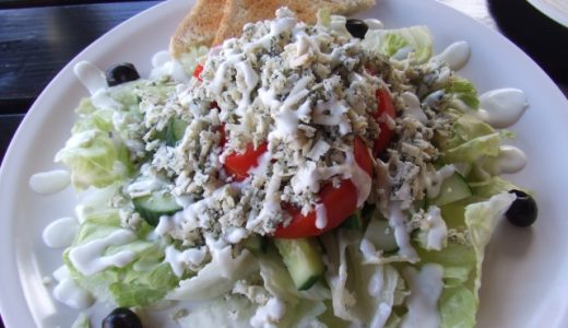 シーザーサラダに使うチーズは何?粉チーズでも良いの?おすすめ種類