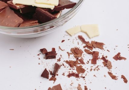 ホワイトチョコとミルクチョコの違いは?ダークチョコが人気?