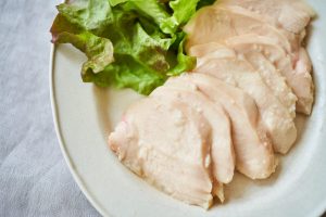 鶏胸肉をしっとり柔らかく茹でる方法は？お勧めの食べ方も紹介！ | | お役立ち！季節の耳より情報局