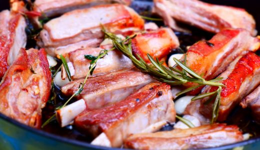 ラム肉はレアで食べられる？おいしく焼くコツや食べ方を紹介