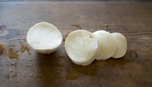 モッツァレラチーズは腐ると臭い？腐る原因や見分け方を紹介