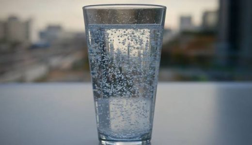 炭酸水を飲むと酸っぱく感じる？炭酸水は美味しく飲む方法はある？