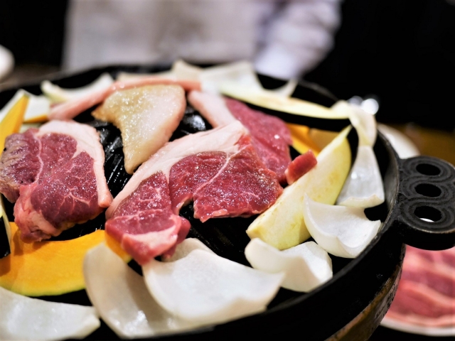 ジンギスカンとは？肉の種類・部位は何を使う？どんな味がする？ | | お役立ち！季節の耳より情報局