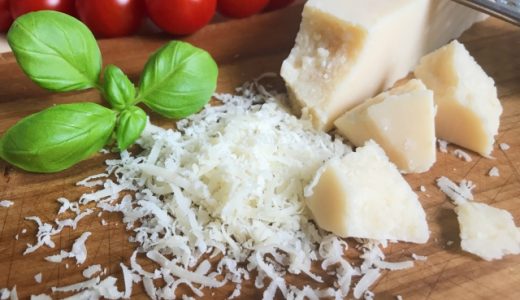 パルメザンチーズのカビは食べられる？対処法や見分け方を紹介