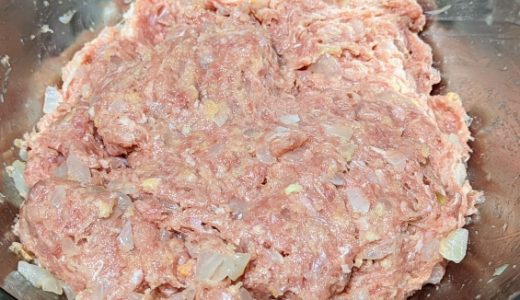 ひき肉を焼いても赤い理由は？生焼けの見分け方なども解説