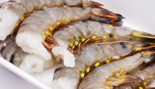 冷凍エビは解凍しないで調理可能？下処理や臭みとりが必要！解凍方法も