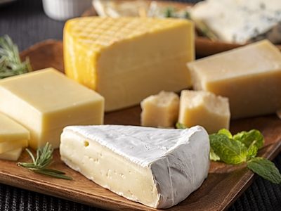 女性と男性両方にとってうれしいチーズの効果とは？選び方やデメリットも